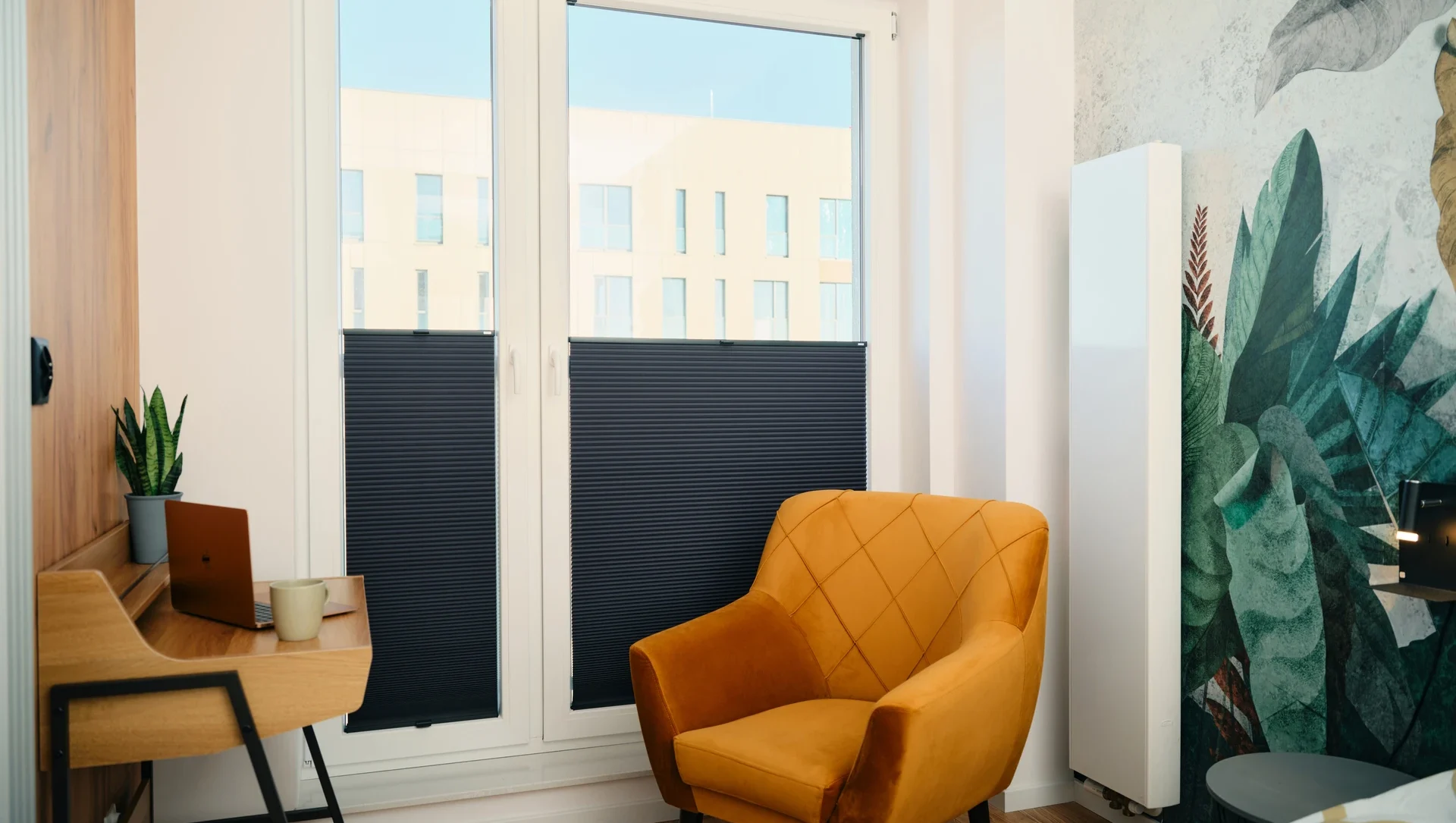 Modernes Wohnzimmer mit gelbem Sessel und Holztisch vor großen Fenstern