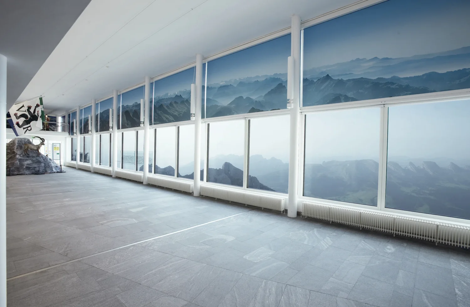 Panoramafenster mit Berglandschaft im Hintergrund