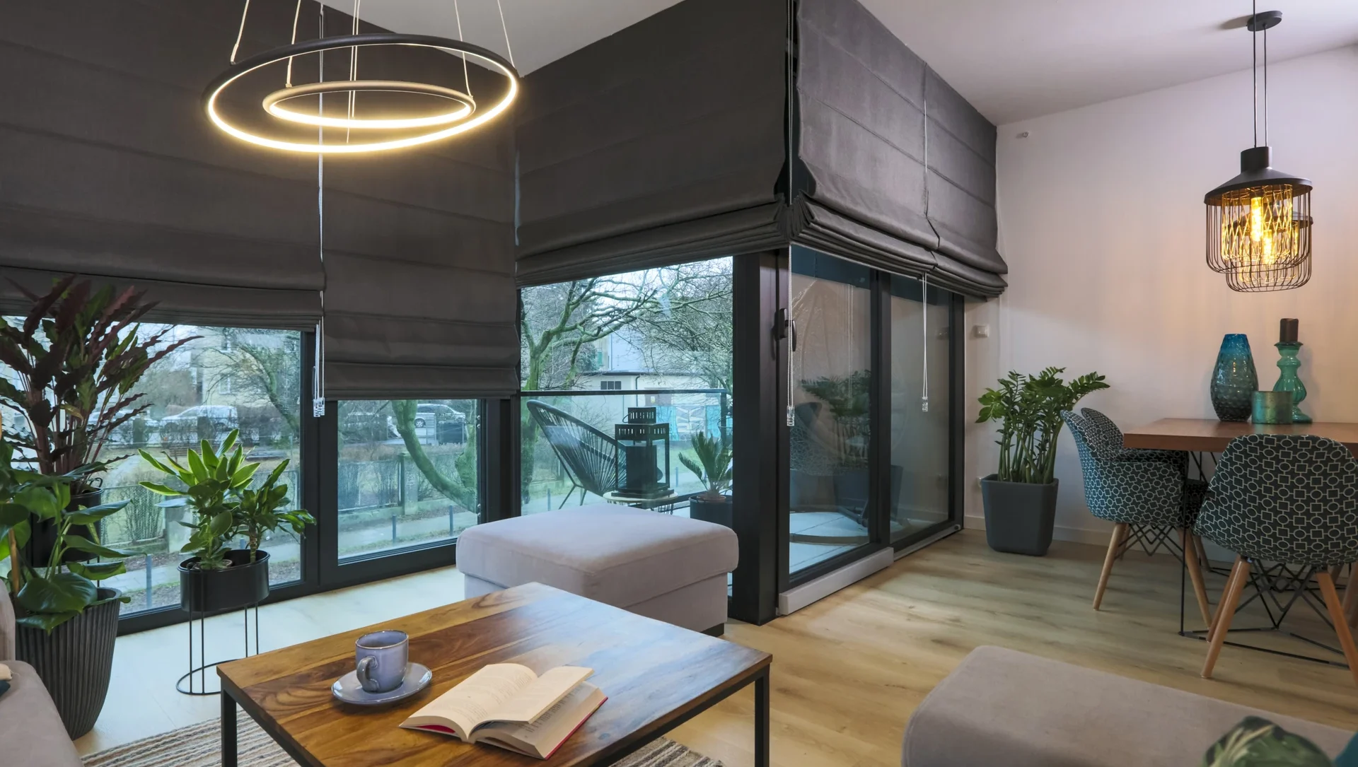 Modernes Wohnzimmer mit stilvoller Beleuchtung und großen Fenstern