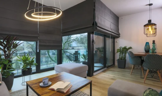 Modernes Wohnzimmer mit stilvoller Beleuchtung und großen Fenstern