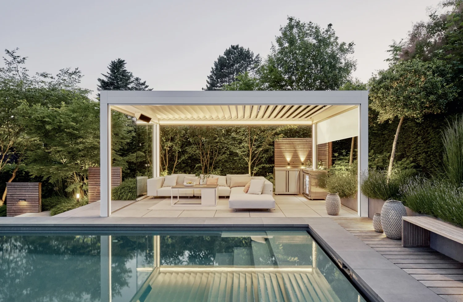 Luxuriöse moderne Terrasse mit Pool und stilvoller Sitzgruppe unter beleuchtetem Pavillon