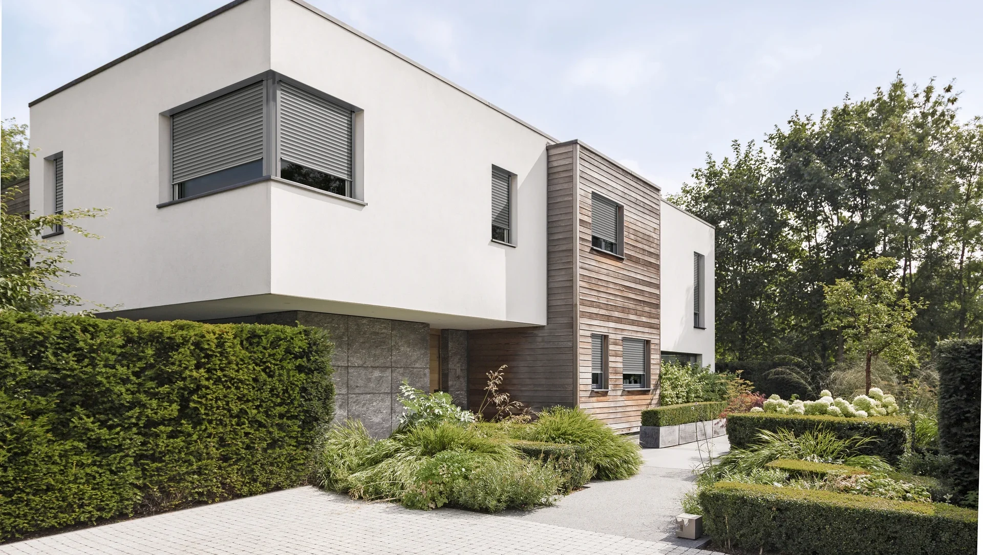 Modernes Einfamilienhaus mit großzügigem Garten und klarer Architektur