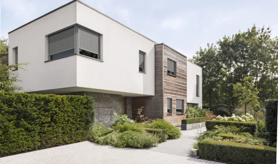 Modernes Einfamilienhaus mit großzügigem Garten und klarer Architektur