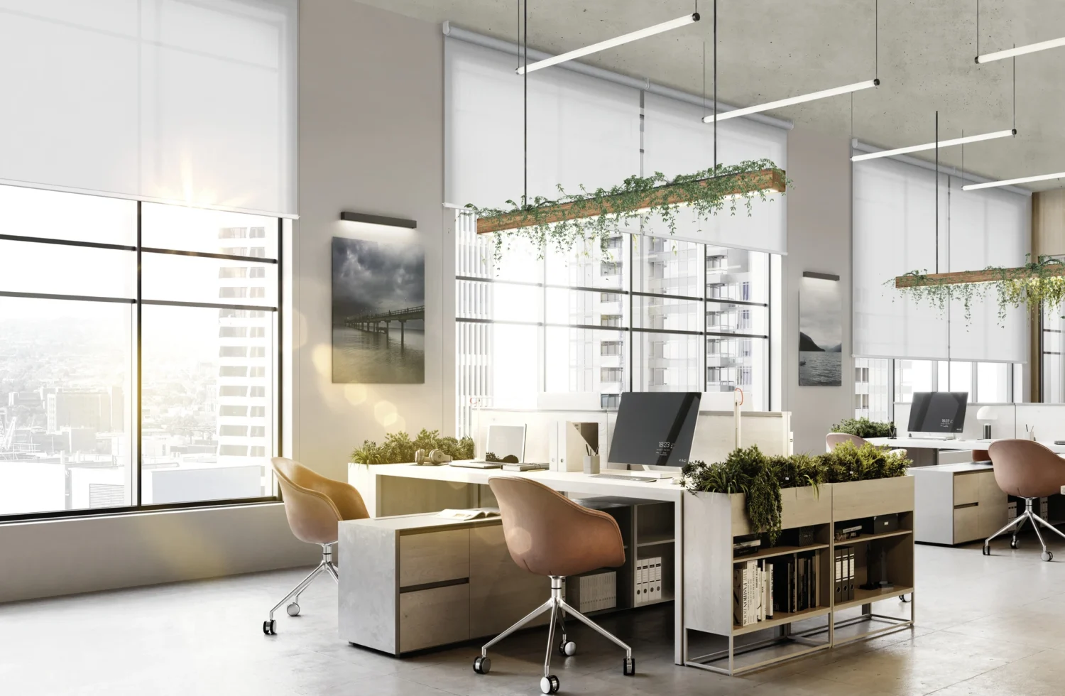 Modernes Büro mit großen Fenstern und Pflanzen