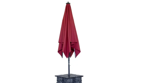 Geschlossener roter Sonnenschirm mit stabilem Sockel