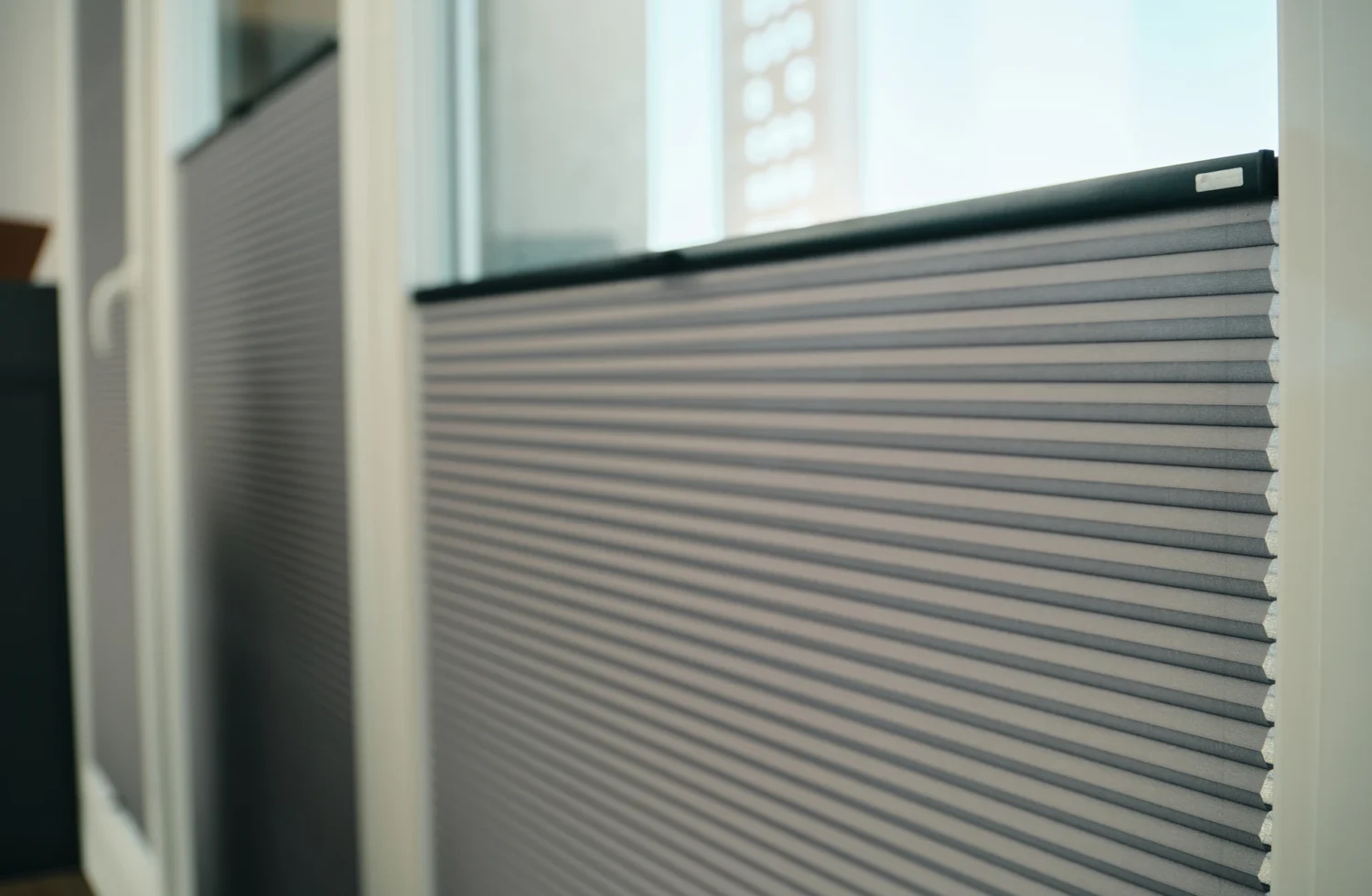 Detailansicht eines modernen Plissees an einem Fenster