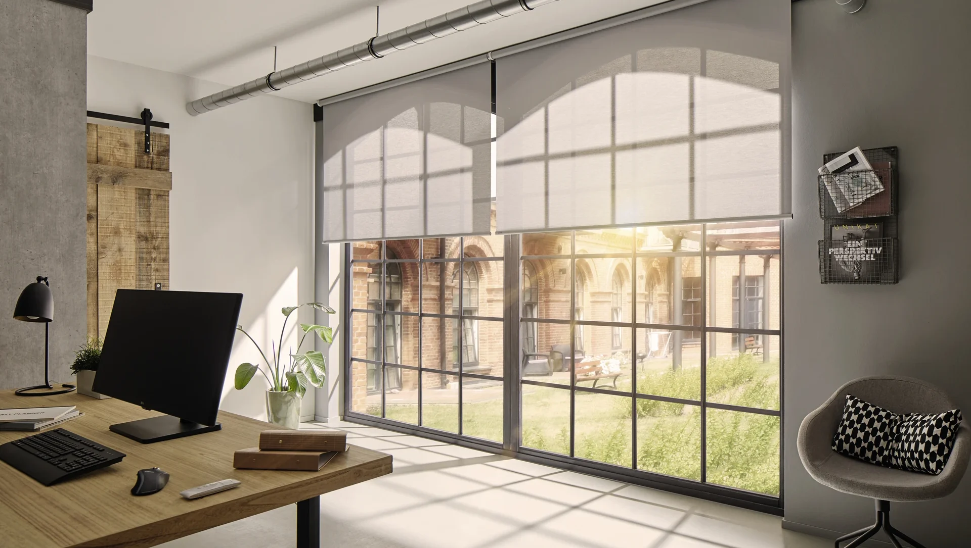 Modernes Büro mit großen Fenstern und stilvollen Möbeln