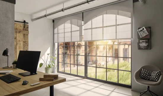 Modernes Büro mit großen Fenstern und stilvollen Möbeln