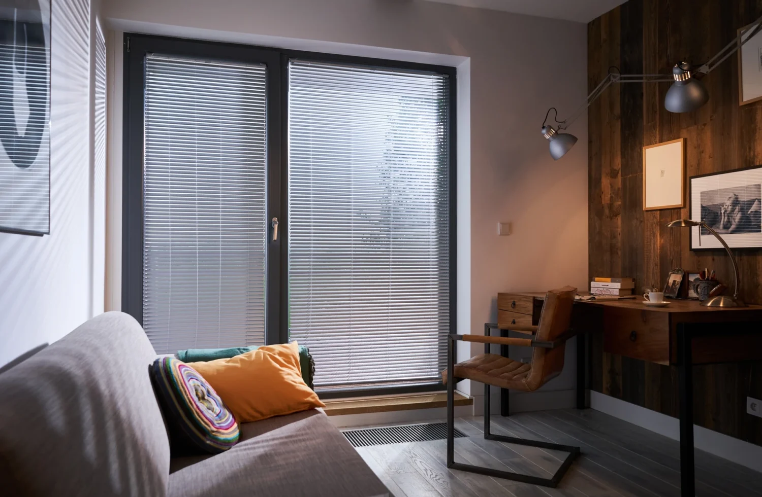 Modernes Home-Office mit Jalousien und Holzwand