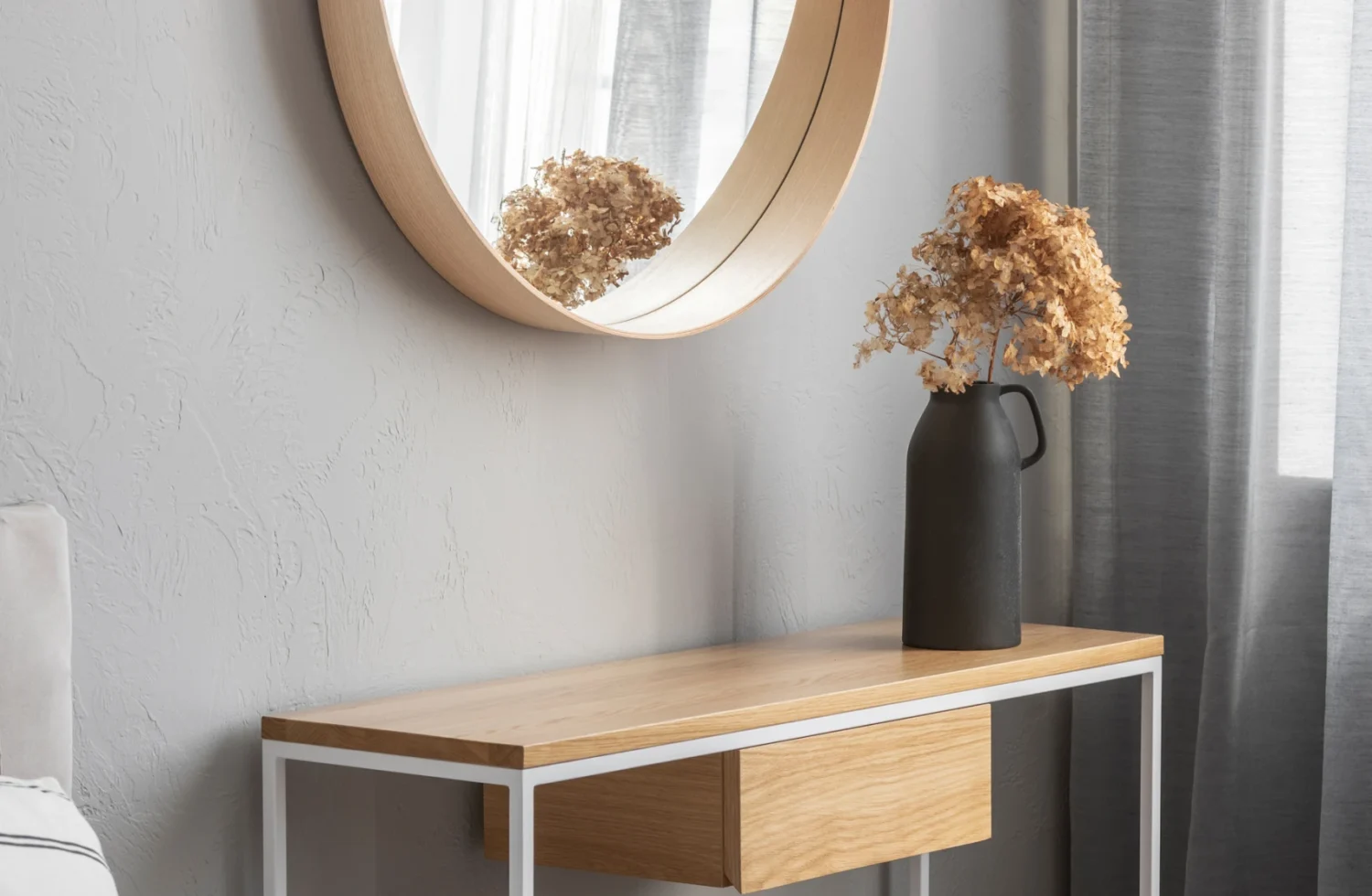 Moderne Schlafzimmermöbel mit rundem Spiegel und Holztisch