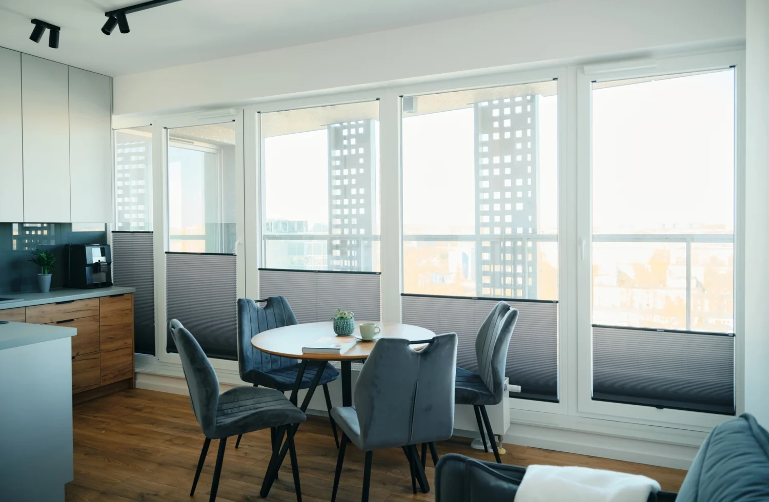 Moderne Küche mit Essbereich und großen Fenstern